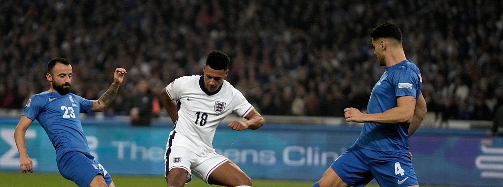 Ollie Watkins (M) erzielte das 1:0 für England in Athen. - © Thanassis Stavrakis/AP/dpa