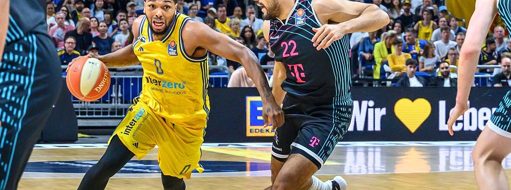 Sterling Brown (l) und die Albatrosse holten in der Serie gegen die Telekom Baskets Bonn das 1:0. - &copy; Andreas Gora/dpa