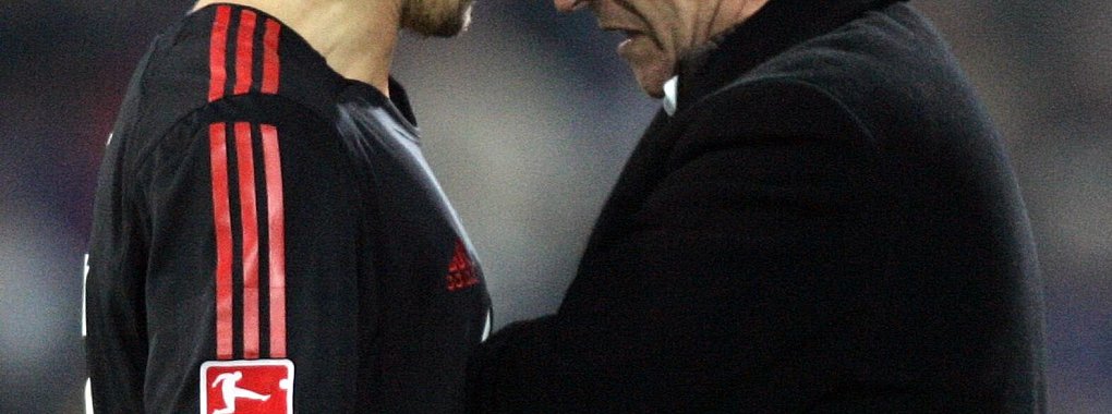 2005 gerieten Trainer Norbert Meier (r) und der K&ouml;lner Albert Streit aneinander. - &copy; Roland Weihrauch/dpa