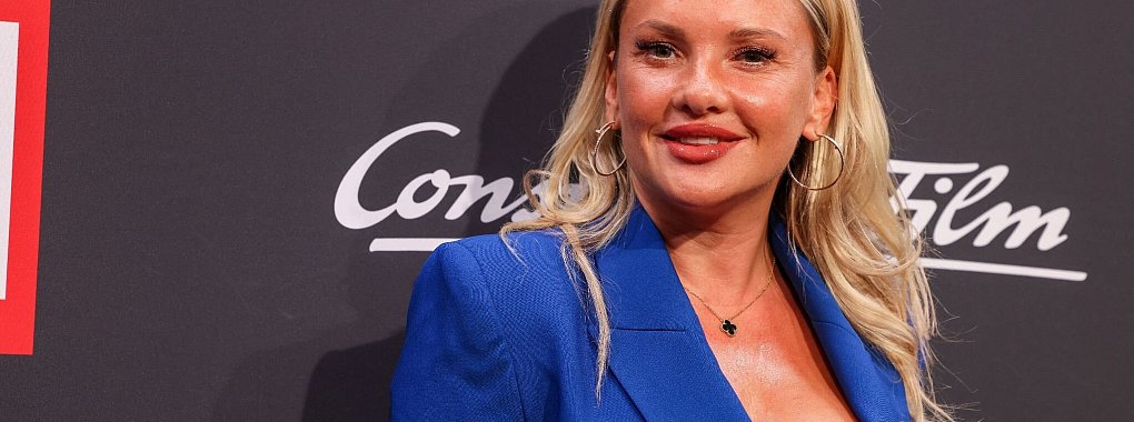 Die Influencerin Evelyn Burdecki sorgt f&uuml;r Kritik, weil sie vor dem EM-Auftakt des deutschen Teams ein Trikot zerschnitt. - &copy; Gerald Matzka/dpa