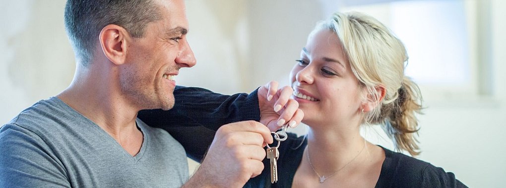 Staatliche Förderprogramme machen den Traum vom Eigenheim für Familien finanziell erreichbar. - © Christin Klose/dpa-tmn/dpa