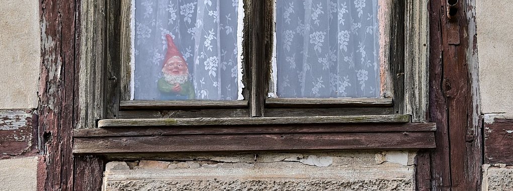 Alt und renovierungsbedürftig? Eine in die Jahre gekommene Immobilie auf den aktuellen Stand zu bringen, kann ins Geld gehen. Um Eigentümerinnen und Eigentümern Anreize zu bieten, es dennoch anzugehen, gibt es verschiedene Fördermaßnahmen. - © Patrick Pleul/dpa-Zentralbild/dpa