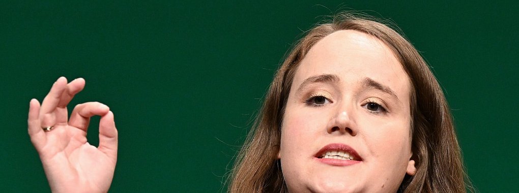 Die Hasskommentare im Netz hätten sie eher von Themen wie Ernährung, Sport oder Gesundheit ferngehalten, sagt Ricarda Lang. (Archivbild) - © Bernd Weißbrod/dpa