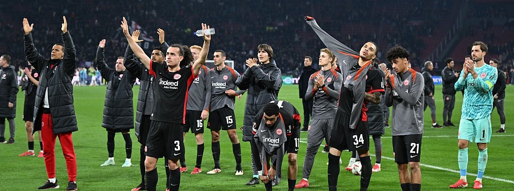 Trotz des Sieges bei Ajax Amsterdam wähnt sich Eintracht Frankfurt noch nicht im Viertelfinale der Europa League. - © Arne Dedert/dpa