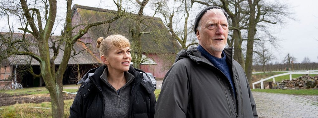 Helen Dorn (Anna Loos) und Richard Dorn (Ernst Stötzner) in einer Szene des Krimis «Helen Dorn - Mordsee». - © Georges Pauly/ZDF/dpa