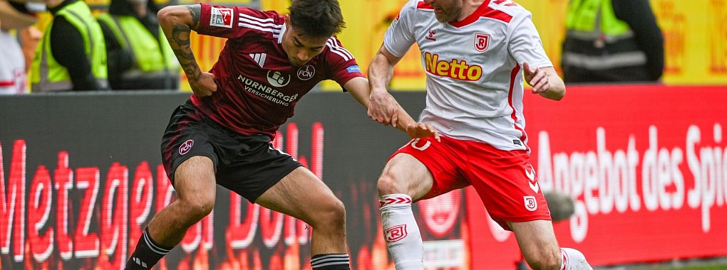 Aufstiegsanwärter Nürnberg und Tabellenschlusslicht Regensburg zeigten ein umkämpftes Match. - © Armin Weigel/dpa