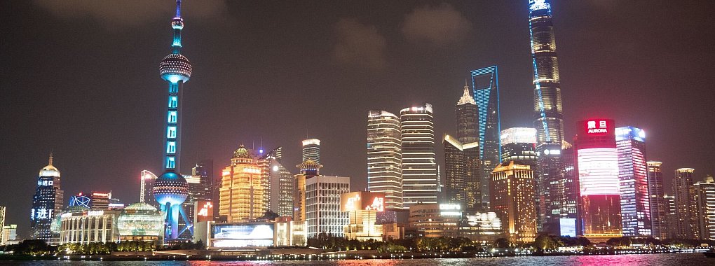 Pudong auf der anderen Seite des Huangpu-Flusses: abendlicher Ausblick von Shanghais Uferpromenade The Bund aus. - © Andreas Drouve/dpa-tmn