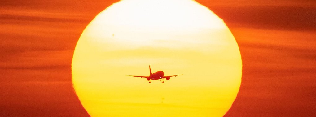 Flieger im Landeanflug: Am Zwischenziel angekommen, bietet sich vor allem an den großen Drehkreuzen der Airlines ein längerer Stop-over an - den man allerdings gut planen sollte. - © Boris Roessler/dpa/dpa-tmn