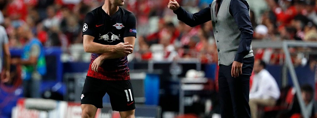 Stürmer Timo Werner spricht an der Seitenlinie mit dem damaligen Leipziger Trainer Julian Nagelsmann. - © Armando Franca/AP/dpa/Archivbild
