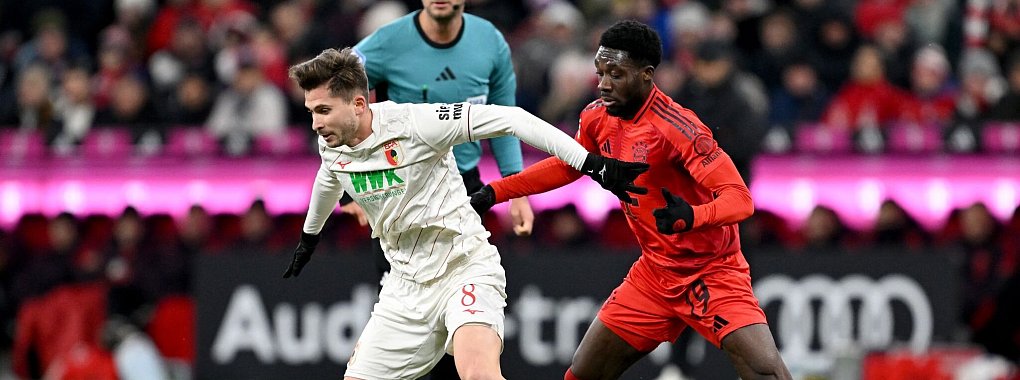 Elvis Rexhbecaj (am Ball) kritisiert das Fan-Verhalten beim Länderspiel. - © Sven Hoppe/dpa