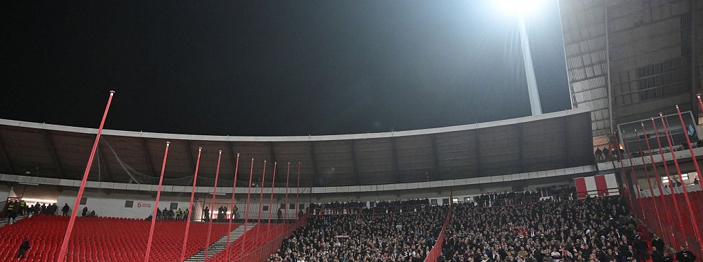 Ein Teil des Stuttgarter Fanblocks in Belgrad blieb am Mittwochabend leer. - © Marijan Murat/dpa