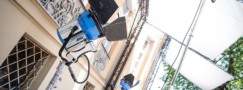 Der Bundesverband Schauspiel, die Gewerkschaft Verdi und die Produktionsallianz haben sich vorl&auml;ufig in Tarifverhandlungen geeinigt. (Symbolfoto) - &copy; Fabian Sommer/dpa