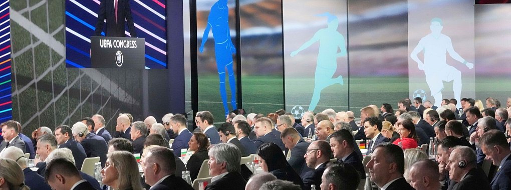 FIFA-Chef Infantino sprach bei der UEFA auch über die Frauen-WM 2031 und 2035. - © Darko Vojinovic/AP/dpa