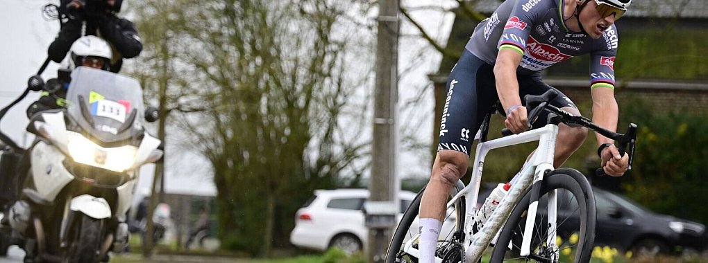 Mathieu van der Poel wurde vor seinem Sieg bei Paris-Roubaix mit einer Flasche beworfen. - © Dirk Waem/Belga/dpa