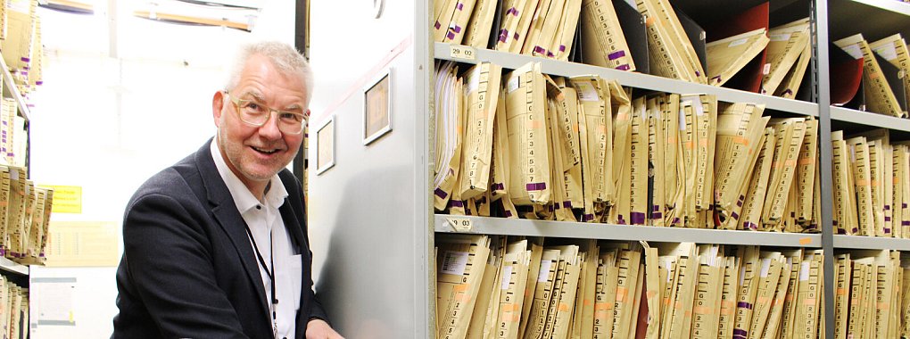 Im U3 befindet sich das Archiv des Krankenhauses. Dort werden Patientenakten 30 Jahre lang aufgehoben. Pressesprecher Christian Ritterbach schiebt eines der Rollregale zur Seite. - © Karolina Schmidt