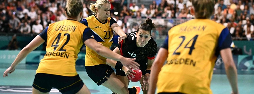 Deutschlands Handballerinnen stehen nach der Niederlage gegen Schweden vor dem Olympia-Aus. - &copy; Aris Messinis/AFP/dpa