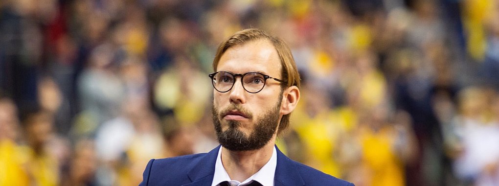 Der politische Rechtsruck beeinflusst die Arbeit von Basketball-Trainer Bj&ouml;rn Harmsen. - &copy; Arne Immanuel B&auml;nsch/dpa