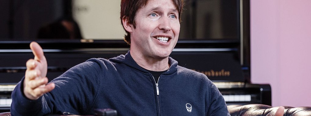 Der britische Singer-Songwriter James Blunt vor einem Konzert in Hamburg im Jahr 2020. - © Markus Scholz/dpa