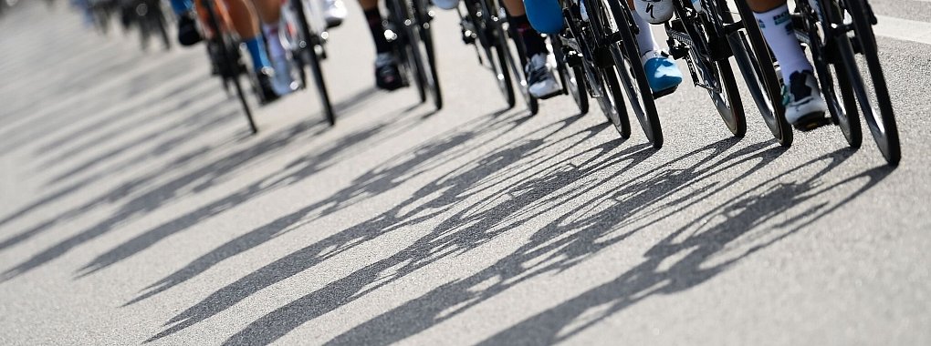 Radfahrer auf dem Asphalt (Illustration) - © Fabio Ferrari/LaPresse via ZUMA Press/dpa