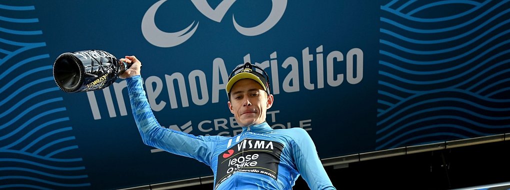 Jonas Vingegaard verteidigte das Blaue Trikot des Gesamt-Ersten erfolgreich. - © Gian Mattia D\\\'Alberto/LaPresse/AP/dpa