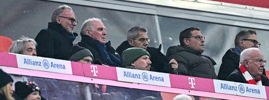 Uli Hoeneß (2.v.l.) rechnet mit der Meisterschaft des FC Bayern. - © Tom Weller/dpa