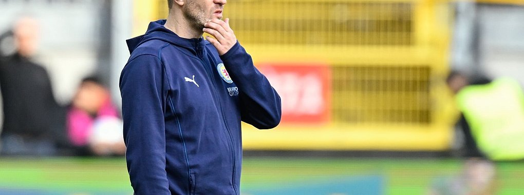 Hat kaum noch gesunde Spieler: Braunschweigs Trainer Daniel Scherning. - © Uwe Anspach/dpa