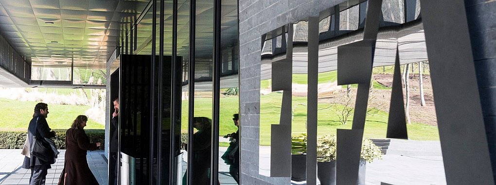 Die FIFA steht wegen ihrer Transferregeln unter Druck. - © picture alliance / dpa