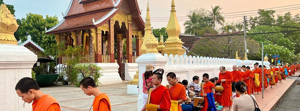 Der tägliche Almosengang («Sai Bat») der buddhistischen Mönche ist eine der Hauptattraktionen in Luang Prabang. - © Carola Frentzen/dpa-tmn