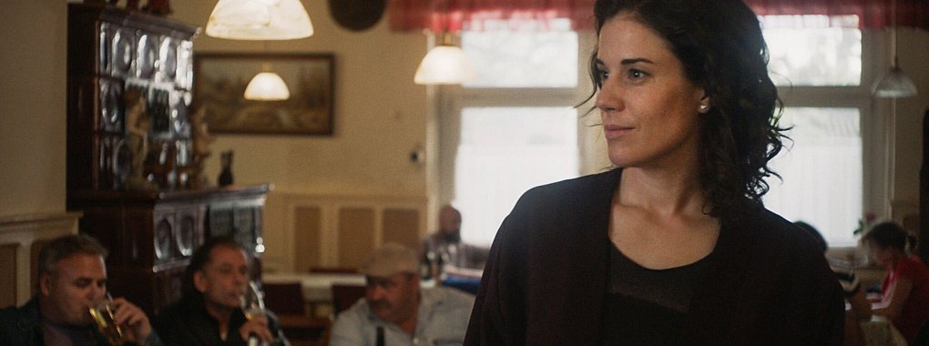 Szene aus "Alle reden &uuml;bers Wetter": Clara (Anne Sch&auml;fer, r) hat es geschafft. - &copy; WDR/rbb/Grandfilm/ARD/dpa