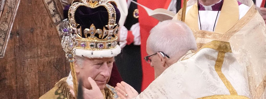Wackelt da auch nichts? Charles mit seiner Krone. (Archivbild) - © Jonathan Brady/PA Wire/dpa