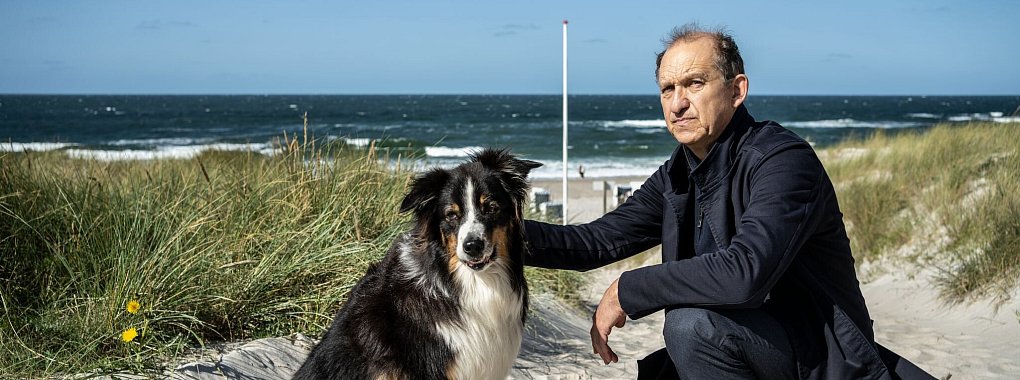 Carl Sievers versucht, das Vertrauen des scheuen Hundes Joker zu erlangen. - © Georges Pauly/ZDF/dpa