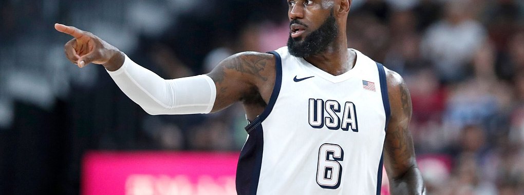 LeBron James tr&auml;gt die Fahne der USA bei der Olympia-Er&ouml;ffnungsfeier in Paris. - &copy; Steve Marcus/AP/dpa