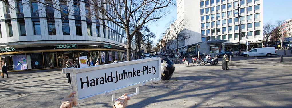 Das Straßenschild gibt es schon - am Kurfürstendamm soll ein Platz bald an Harald Juhnke erinnern. - © Joerg Carstensen/dpa