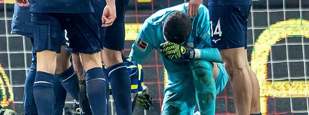 VfL-Keeper Patrick Drewes wurde in der Partie bei Union Berlin von einem Feuerzeug getroffen. - © Andreas Gora/dpa