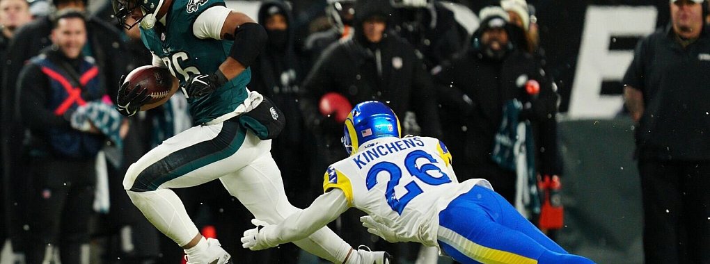 Die Los Angeles Rams um Kamren Kinchens (r) gastieren 2026 in Melbourne. - © Derik Hamilton/AP/dpa