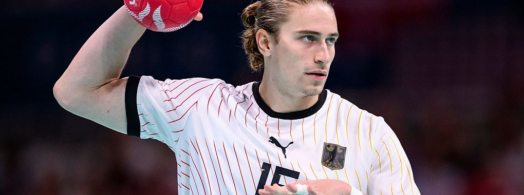 Rückraumspieler Juri Knorr sieht andere Länder beim nächsten WM-Turnier sportlich noch vor Deutschland. - © Tom Weller/dpa