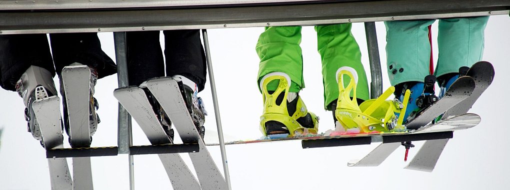 Die Bretter, die über den Pistenspaß entscheiden: Der Kauf eigener Ski bietet langfristige Vorteile wie weniger Kosten und vertraute Fahreigenschaften. - © Tobias Hase/dpa-tmn