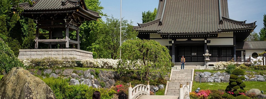 Japan? Nein, Düsseldorf! So idyllisch präsentiert sich der Tempelpark rund um das Ek?-Haus der Japanischen Kultur im Stadtteil Niederkassel. - © Andreas Drouve/dpa-tmn