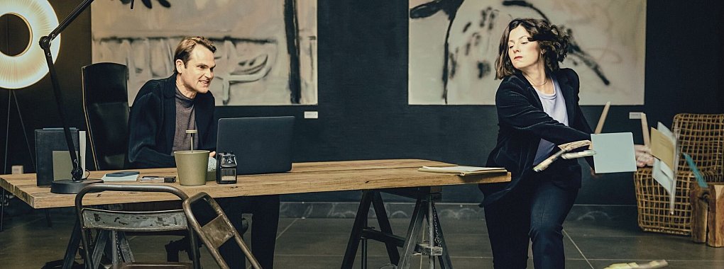 Gleich in der ersten Folge befreit sich Cathrin (Sarah Gailer) aus der Abh&auml;ngigkeit von ihrem ungeliebten Chef Florian (Fabian Hinrichs). - &copy; Frank Dicks/ZDFneo/dpa