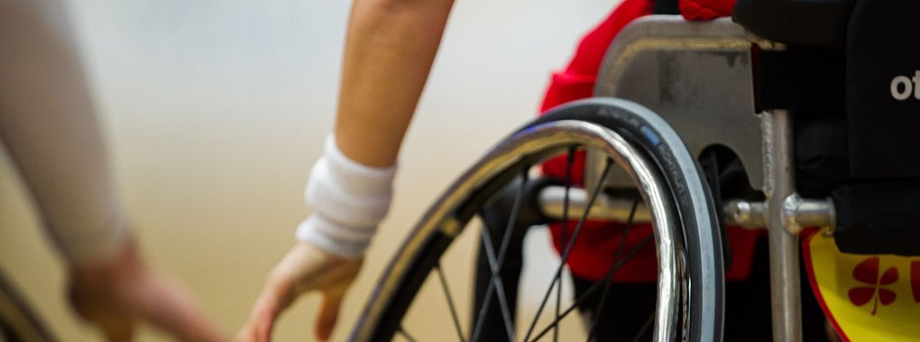 Ein spezieller Rollstuhl f&uuml;r die Nutzung im Rollstuhlbasketball. - &copy; picture alliance / dpa