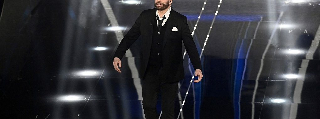 Sanremo mit Superstar: John Travolta w&auml;hrend der 74. Ausgabe des Sanremo-Musikfestivals im Februar 2024. - &copy; Marco Alpozzi/LaPresse/dpa
