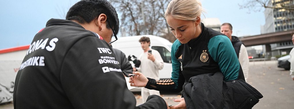 Training in Stuttgart: DFB-Kapitänin Giulia Gwinn verteilt ein Autogramm. - © Marijan Murat/dpa