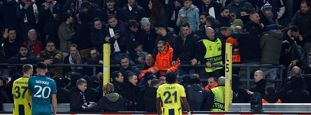 Das Europa-League-Spiel zwischen Anderlecht und Fenerbahçe wurde kurz nach Spielbeginn unterbrochen. - © Omar Havana/AP/dpa