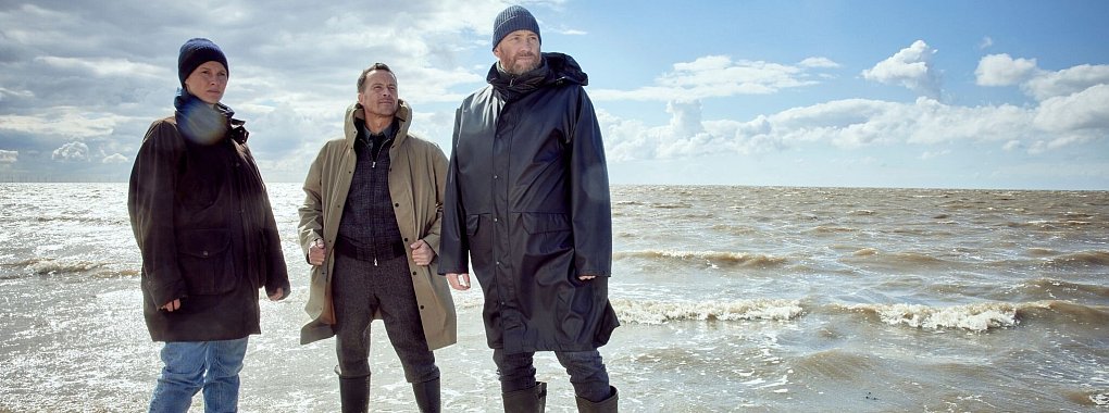 Ann Kathrin Klaasen (Picco von Groote) neben ihren Kollegen Rupert (Barnaby Metschurat) und Frank Weller (Christian Erdmann) vor einer angesp&uuml;lten Leiche. - &copy; Sandra Hoever/ZDF/dpa