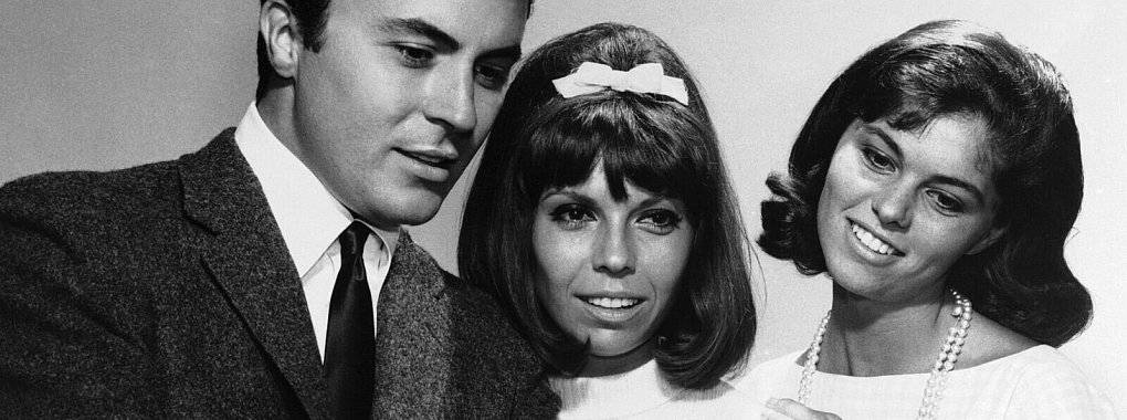 James Darren - hier ein Foto aus den 60er Jahren mit Nancy Sinatra (Mitte) und Schauspielerin Claudia Martin. - &copy; Anonymous/AP