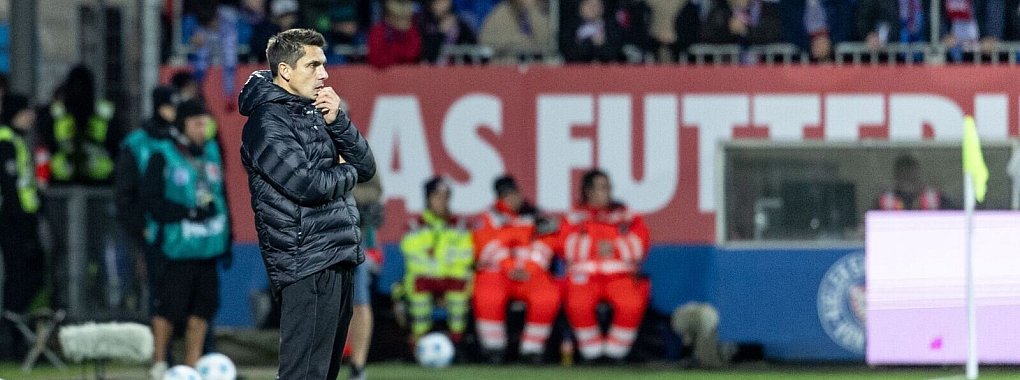Muss sich Gedanken über die Leistung seiner Mannschaft machen: Holstein Kiels Trainer Marcel Rapp. - © Axel Heimken/dpa