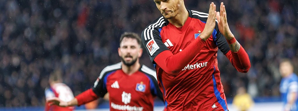 HSV-Torschütze Selke applaudiert nach seinem Treffer. - © Andreas Gora/dpa