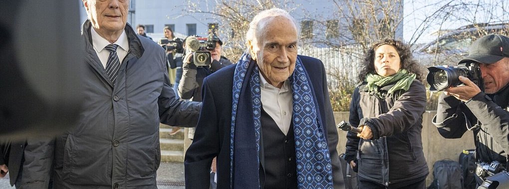Joseph Blatter (r) muss sich wegen einer Millionenzahlung erneut vor Gericht verantworten. - © Urs Flueeler/KEYSTONE/dpa