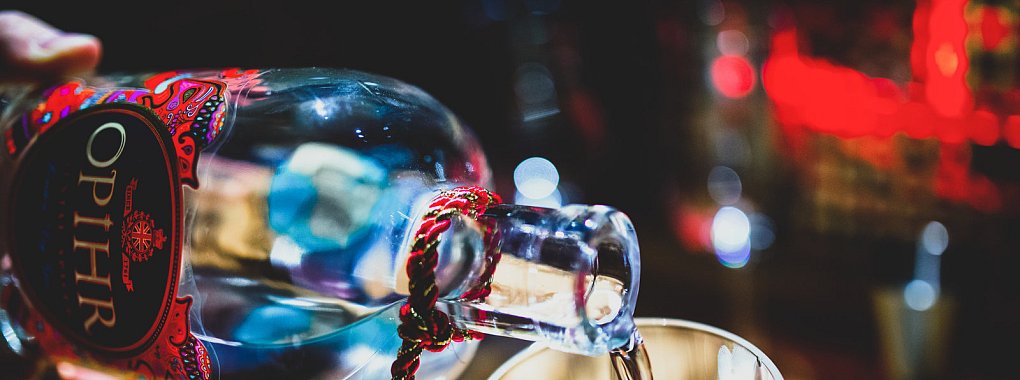 Zu Beginn kommt Orientalischer Opihr Gin ins Glas - © Torben Gocke