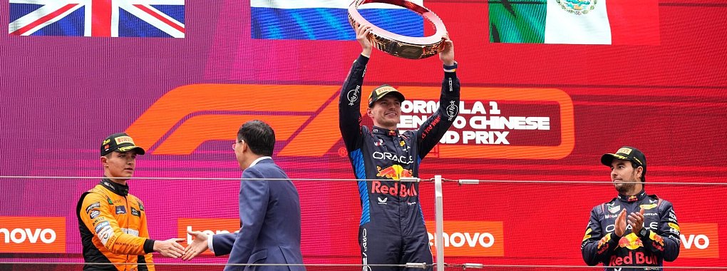 Max Verstappen (M.) gewann in China vor Lando Norris (l) und Sergio Perez. - © Uncredited/AP/dpa